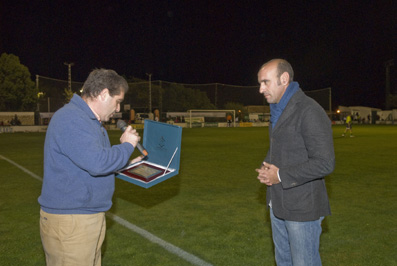 El alcalde de Estepa entregó una placa al Sevilla, que recogió Monchi