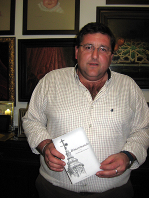 José María Díaz posa con su libro Rimarimando en un rincón de su casa