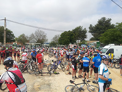 Los ciclistas en Gilena, primera parada de avituallamiento