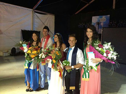 Los jóvenes casaricheños elegidos como reina, místeres y damas de la Feria. Foto: Chari del Pozo.