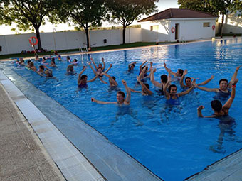 Natación para mayores en la piscina municipal marinaleña