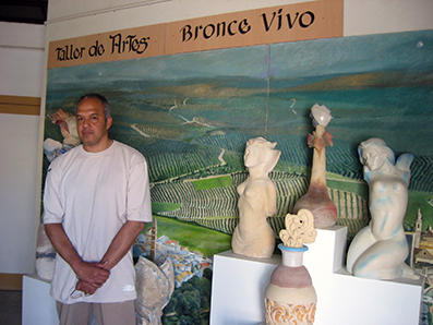 Alfredo Gutiérrez, en su taller de artesanía
