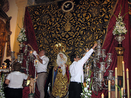 Preparación del altar mayor para el triduo en honor de la Virgen de los Dolores en la parroquia de San Sebastián