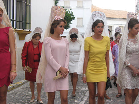 La reina de las Fiestas de Estepa, en el centro de la imagen, de mantilla