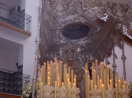 La Virgen entre incienso
