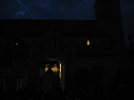 El palio se dirige al umbral de San Sebastián en la oscuridad de la plaza