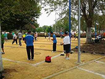 Imagen del torneo de inauguración de las pistas de petanca de La Roda