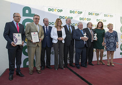 Susana Díaz, con los premiados por Dcoop
