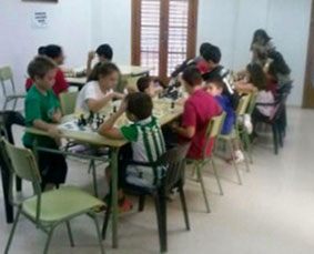 Menores asistiendo a clases de iniciación en la Escuela de Ajedrez