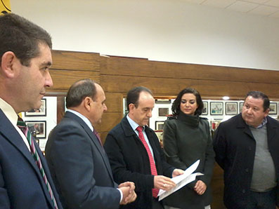 De izquierda a derecha, Miguel Fernández, Alfredo García, Rafael Rodríguez, Granada Santos y Fidel Romero, en las instalaciones de Oleoestepa.
