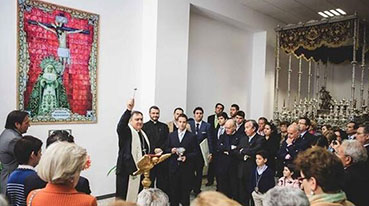 Monseñor Mazuelos bendijo la nueva casa hermandad de La Pax de Osuna. Foto: Clara Domínguez, @Consolacion1911