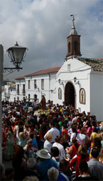 Imagen de la salida de San José en su procesión por la aldea de Navarredonda