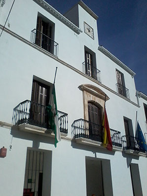 Banderas a media asta en el Ayuntamiento de Estepa, esta mañana