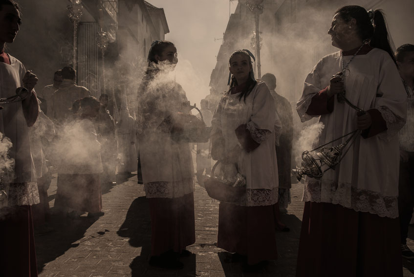 Monaguillos de la Borriquita de Estepa, portando incensarios, el pasado domingo. Foto: Quino Castro.