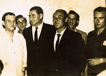 Benito Villamarín, tercero por la izquierda, en la inauguración de la Peña Bética de Osuna, año 1963. Foto: Peña Bética.