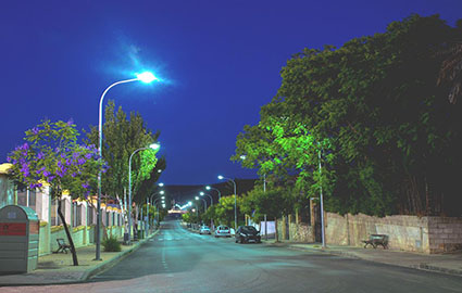 Una de las calles saucejeñas que ya cuenta con la nueva iluminación
