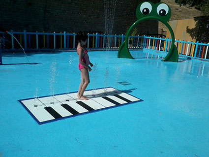 Una niña se divierte en la zona infantil de la piscina municipal estepeña