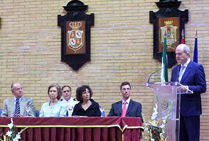 El entonces presidente de la Junta, Manuel Chaves, dando su discurso en el colegio Santa Teresa en presencia de la consejera de Educación, el director del centro, Manuel Caro, y los Reyes de España.