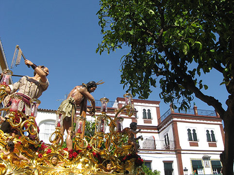 Imagen inédita del paso del Cristo, en la Plaza del Carmen antes del inicio de la misa. Foto: Remedios Camero.