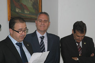 El presidente de la Peña Bética de Osuna, leyendo unas palabras en presencia del nieto de Benito Villamarín