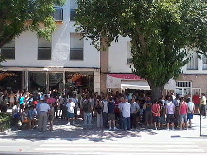 Grupo de vecinos concentrados hoy en la Avenida de Andalucía de Estepa