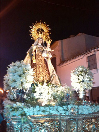 Los colores del anochecer envolviendo a la Virgen del Carmen de Osuna. Foto: Mariló Angulo.