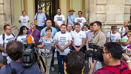 Los responsables políticos que encabezaron la manifestación de ayer, junto a plataformas, a las puertas del Ayuntamiento de Sevilla
