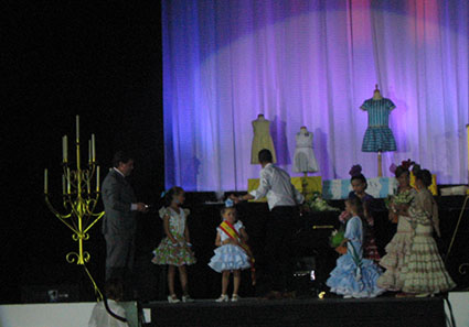 La reina infantil de la feria estepeña 2014, junto a las dos damas de honor, el alcalde y la ganadora de la edición 2013