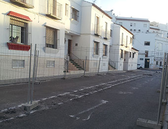 La calle Camino de las Vigas, en obras.