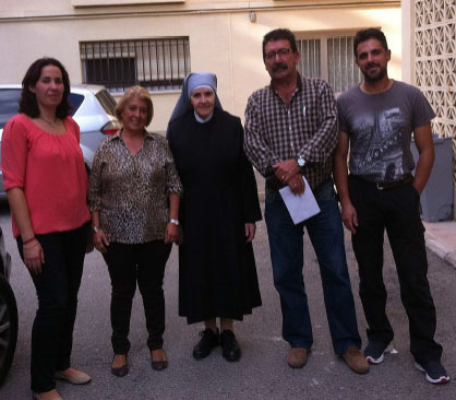 Representantes municipales de Lora, con el alcalde, entregaron los alimentos a religiosas de Antequera