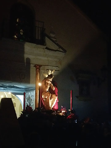Imagen del vía crucis, anoche. Foto: José Martín.
